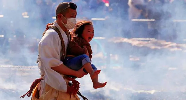 Monjes budistas caminan sobre brasas ardientes en Japón.