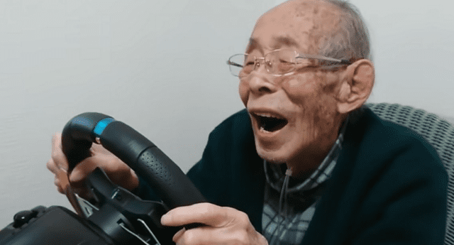 El anciano de 93 años ha demostrado su pasión por los videojuegos de conducción en su canal de YouTube./Fuente: YouTube.