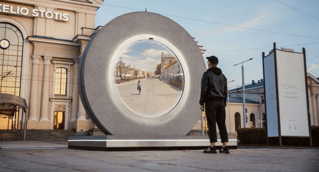 Go Vilnius ha construido dos pantallas gigantes que dan la impresión de ser portales que conectan a dos ciudades./Fuente: Go Vilnius.