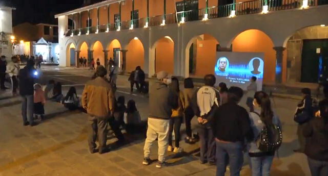 Diversas personas se reunieron en la Plaza de Huamanga para escuchar los audios.