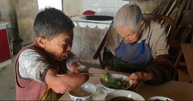 Hija sin manos y pies conmueve al cuidar a su mamá | Foto: China.org