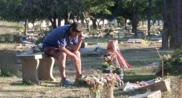 Padre escucha partidos de fútbol junto a la tumba de su hijo y conmueve las redes sociales | Foto: Facebook Yohis Marianela