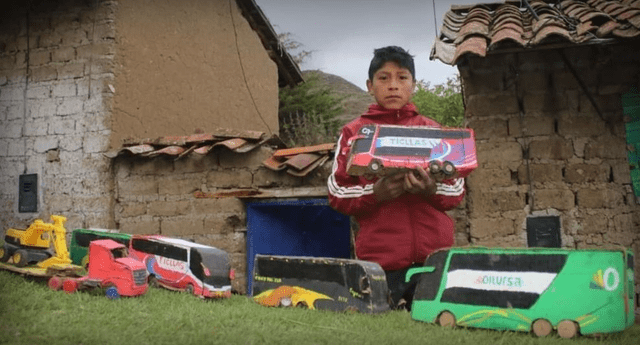 Creativo niño huancavelicano construye su propia flota de buses de cartón. (Foto: Pedro Tinoco/Andina)