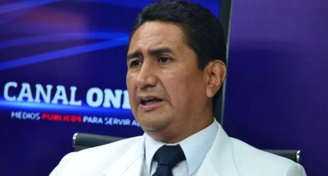 El secretario general del partido oficialista Perú Libre utilizó sus redes sociales para publicar la información con una fotografía de las miles de firmas afiliadas.