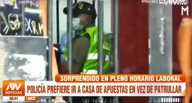 Policía es captado en casa de apuestas en pleno horario laboral (Foto: Captura de ATV)