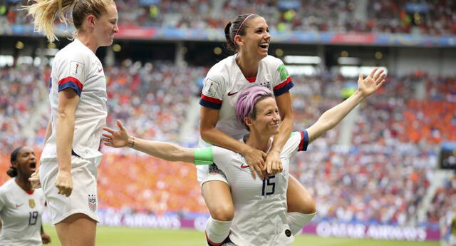 Estado Unidos se compromete a pagar los mismos sueldos a futbolistas mujeres y hombres / Foto: AFP