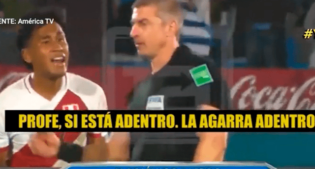 Renato Tapia le reclamó a Anderson Daronco tras gol no validado a Perú. Foto: captura América TV