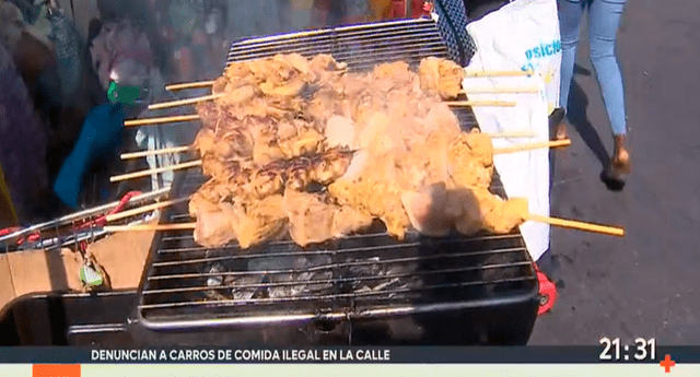 Niña se traga chip de perro de raza poodle tras comer anticucho en Chile, Foto: captura T13
