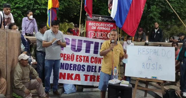 Los manifestantes mostraron su respaldo al presidente Vladimir Putin con banderas del país y carteles de apoyo.